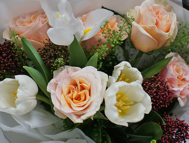 Букет из пионовидных роз и тюльпанов "Феникс" Фото